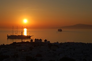 Η Μύκονος που μας διχάζει